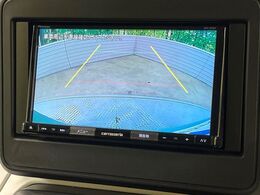 【バックカメラ】駐車時に後方がリアルタイム映像で確認できます。大型商業施設や立体駐車場での駐車時や、夜間のバック時に大活躍！運転スキルに関わらず、今や必須となった装備のひとつです！