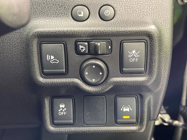 【車線逸脱警報】道路上の白（黄）線を認識し、意図せず走行中の車線からはみ出しそうになった時、メーター内の警告灯とブザーで注意喚起してくれる安心・安全機能です♪