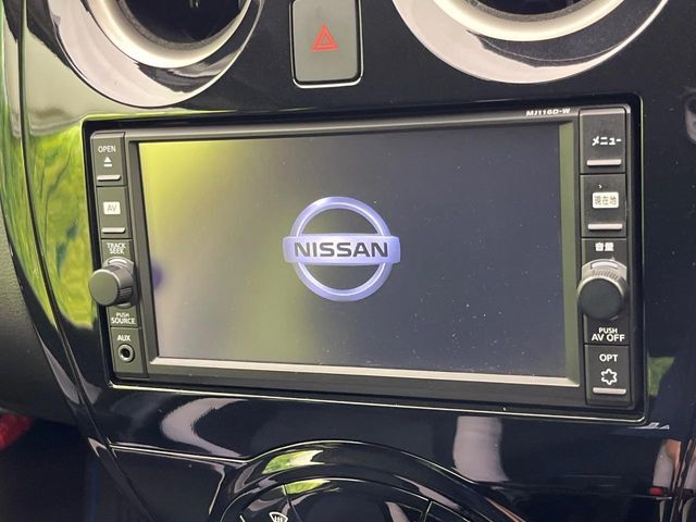 【メーカー純正ナビ】インテリアに溶け込むスタイリッシュな「専用設計」メーカーナビを装備♪視認性や操作性など基本性能にも優れ、より上質なカーライフをお楽しみいただけます。