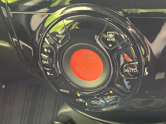 【オートエアコン】一度お好みの温度に設定すれば、車内の温度を検知し風量や温度を自動で調整。暑い…寒い…と何度もスイッチ操作をする必要はありません。快適な車内空間には必須の機能ですね♪
