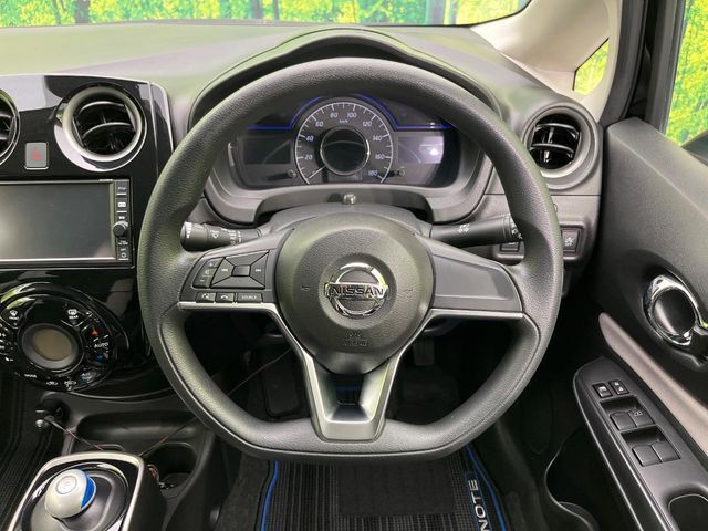 インテリアに合わせたデザインのステアリングは、運転される方のことも考え、運転しやすい形状、大きさです。是非一度、実際に触ってお確かめください。