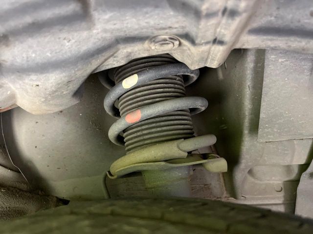 お車を安心してお乗りいただく為には、足回りの定期点検が欠かせません。サービスサポート（有償保証）では無料点検もご提供しており、安心のカーライフをお過ごしいただけるサポート体制が整っています。