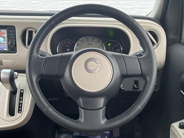 インテリアに合わせたデザインのステアリングは、運転される方のことも考え、運転しやすい形状、大きさです。是非一度、実際に触ってお確かめください。
