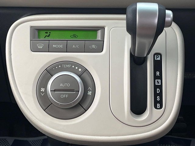 【オートエアコン】一度お好みの温度に設定すれば、車内の温度を検知し風量や温度を自動で調整。暑い…寒い…と何度もスイッチ操作をする必要はありません。快適な車内空間には必須の機能ですね♪