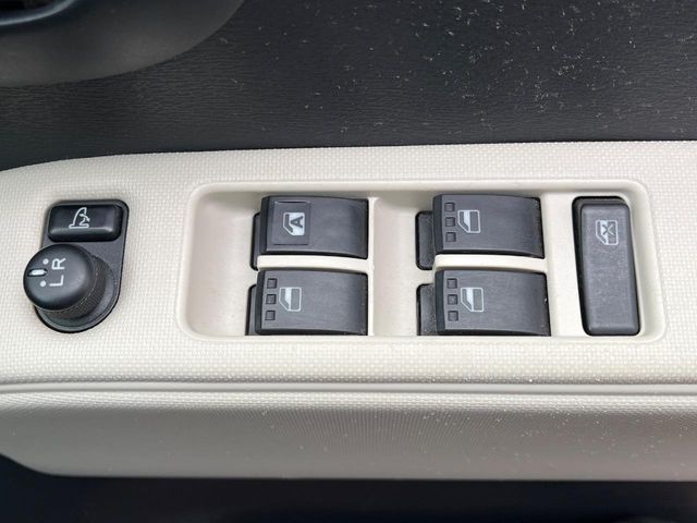 【電動格納ミラー】サイドミラーは電動格納式となっており、狭い駐車場でもキズがつくリスクを抑えられます。