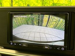 【バックカメラ】駐車時に後方がリアルタイム映像で確認できます。大型商業施設や立体駐車場での駐車時や、夜間のバック時に大活躍！運転スキルに関わらず、今や必須となった装備のひとつです！