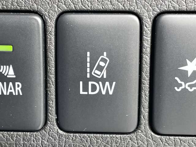 ◆【車線逸脱警報システム（LDW）】クルマが車線を外れそうになると、システムが警報ブザーとインフォメーション画面表示でドライバーに注意を促します。機能には限界があるためご注意ください。