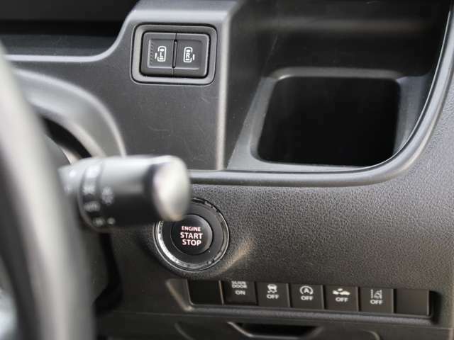 電動スライドドアの開閉は、運転席側のボタンでも開閉が可能です。アイドリングストップ付車