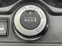 【オールモード4×4】2WD/4WDモードを手軽に切り替え可能。燃費重視の2WD、スタック時に役立つLOCK、AUTOモードでは4WDの配分を自動で調整し、路面状況を問わず安定した走りをサポート。