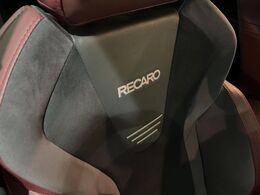 【RECARO製バケットシート】人間工学に基づいた面圧分布によって腰への負担や長時間運転時の疲労発生を軽減☆一目でレカロとわかるスポーティなルックスが特徴です。