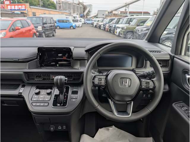 ☆ご納車前準備☆　お客様の安心安全の為にご納車前の準備にも力を入れております！ 整備士と営業が連携して確認しております。中古車は修復歴がないか・内外装の清掃・部品の確認交換をしています