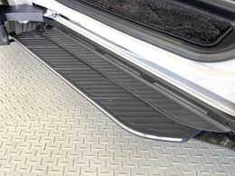 メーカーオプションの【ユニバーサルステップ】を装備。スライドドアと連動したステップにより、小さなお子様の乗り降りがし易くなります♪