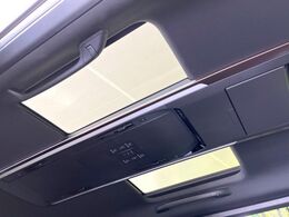【ガラスルーフ】ガラスルーフ搭載で車内の解放感が一気にアップ！開放的なドライブをお楽しみいただけます。