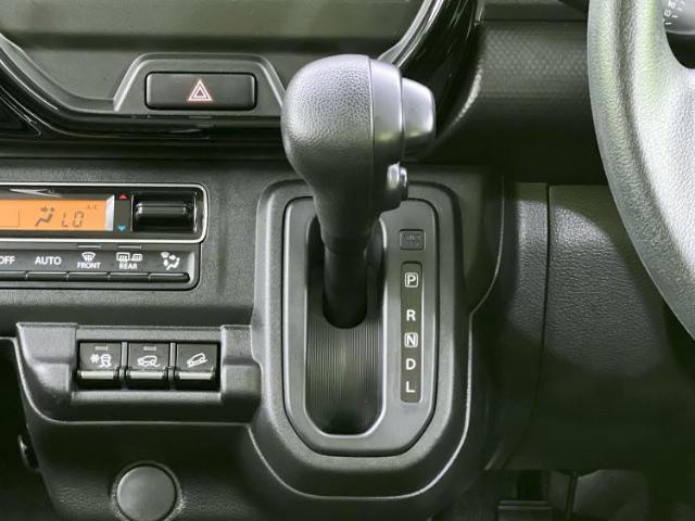 WECARSの展示場では実際に見て、触ってお車をお選びいただけます！知識の豊富な営業スタッフが様々なカーライフをご提案いたします！