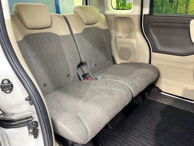 後部座席も気になるようなキズ・汚れやへたり等、大きなダメージはなく、良好な状態です。