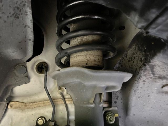 お車を安心してお乗りいただく為には、足回りの定期点検が欠かせません。サービスサポート（有償保証）では無料点検もご提供しており、安心のカーライフをお過ごしいただけるサポート体制が整っています。