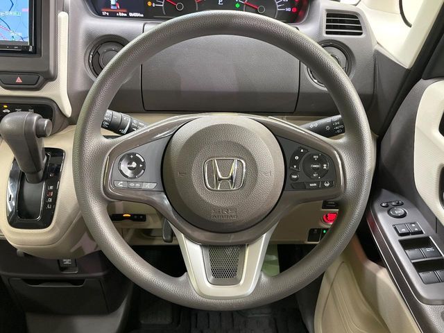 ステアリングも使用感が少なく、きれいな状態となっております♪