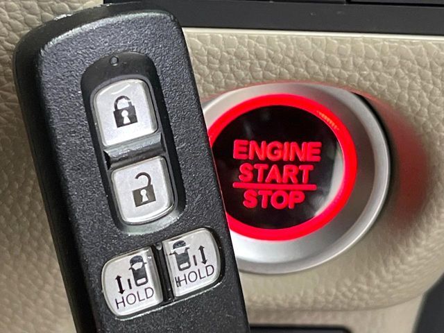 【Hondaスマートキー】カバンやポケットに入れたままでもドアの施錠・解錠が可能なスマートキーを装備。エンジンのオン・オフ時もカギを取り出す必要が無いからとっても便利です♪