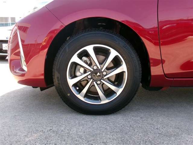 15インチモデリスタ製アルミホイール。路面に近いホイール部分は特に目立ちますし、車のイメージも大きく変わりますよ！