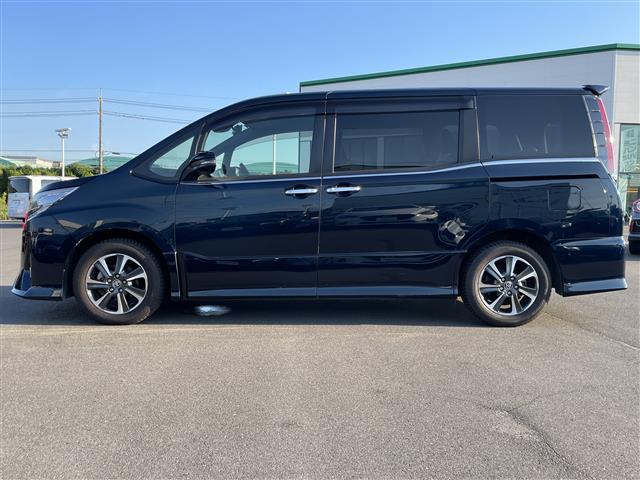 【左】お車を左から見るとこのような感じです。ヘッドライトの形や、エアロなどの装備品を確認できます。