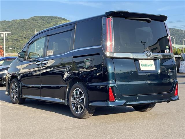 【左斜後】お車を左後ろから見るとこのような感じになります。テールランプやドアバイザー等装備品を確認できます。