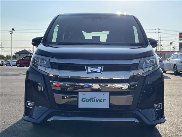 【正面】お車を前から見るとこのような感じです。ヘッドライトの形やグリル等顔つきを確認できます。