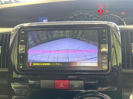 【バックカメラ】駐車時に後方がリアルタイム映像で確認できます。大型商業施設や立体駐車場での駐車時や、夜間のバック時に大活躍！運転スキルに関わらず、今や必須となった装備のひとつです！