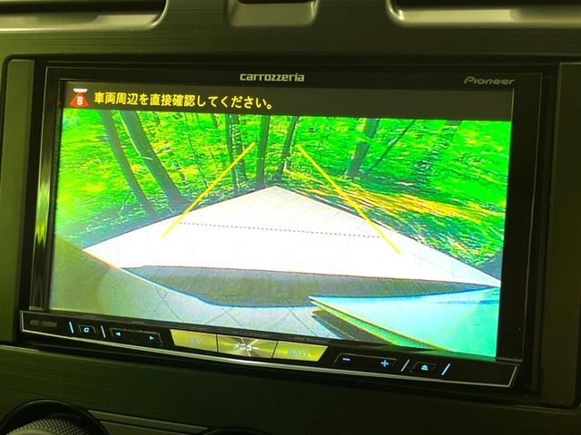【バックカメラ】駐車時に後方がリアルタイム映像で確認できます。大型商業施設や立体駐車場での駐車時や、夜間のバック時に大活躍！運転スキルに関わらず、今や必須となった装備のひとつです！