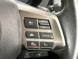【全車速追従機能付クルーズコントロール】高速道路での長距離走行が楽に！！自動で速度を保つクルーズコントロールが、衝突軽減システムと連携し、前方の車両を感知して車間を保つように速度調節してくれます！！