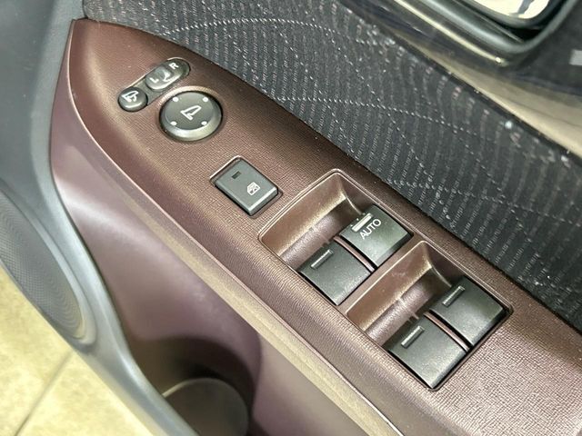 【電動格納ミラー】サイドミラーは電動格納式となっており、狭い駐車場でもキズがつくリスクを抑えられます。