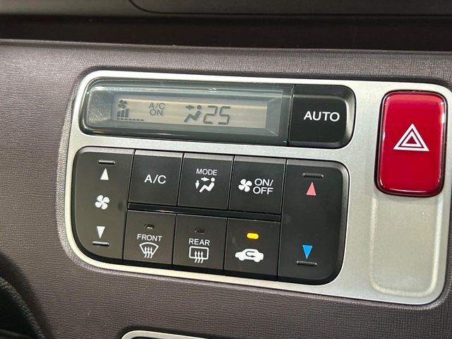 【オートエアコン】一度お好みの温度に設定すれば、車内の温度を検知し風量や温度を自動で調整。暑い…寒い…と何度もスイッチ操作をする必要はありません。快適な車内空間には必須の機能ですね♪