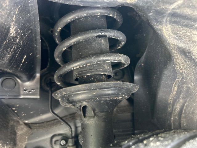 お車を安心してお乗りいただく為には、足回りの定期点検が欠かせません。サービスサポート（有償保証）では無料点検もご提供しており、安心のカーライフをお過ごしいただけるサポート体制が整っています。