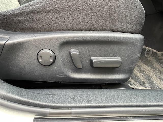 【運転席】座り心地が良いシートなので長時間の運転でも快適にお過ごしいただけます。新品のフロアマットのご注文も可能です。掲載箇所以外にご希望の写真がございましたらお気軽にお問い合わせ下さい。
