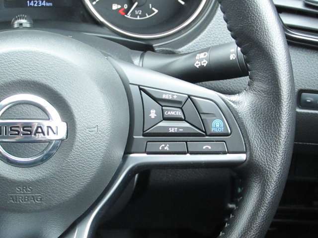 ◆プロパイロット◆高速道路の運転で、アクセル、ブレーキ、ハンドル操作をクルマがアシスト。ドライバーの負担を軽減します。