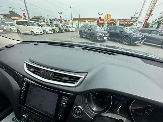 運転席周りのスイッチ類になります。様々な装備がついておりますので、ご不明な点があれば、いつでもお問い合わせお待ちしております。