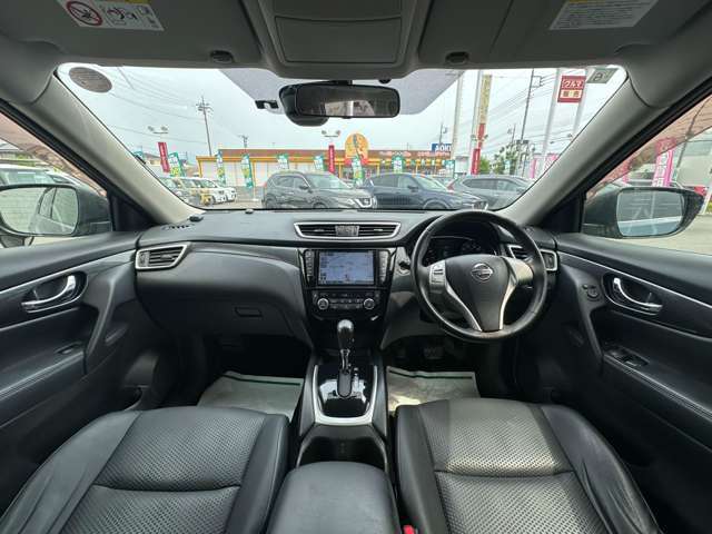 【前席全体】シンプルかつ機能的な内装です。