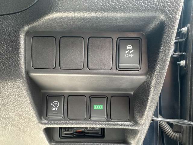 運転席周りのスイッチ類になります。様々な装備がついておりますので、ご不明な点があれば、いつでもお問い合わせお待ちしております。