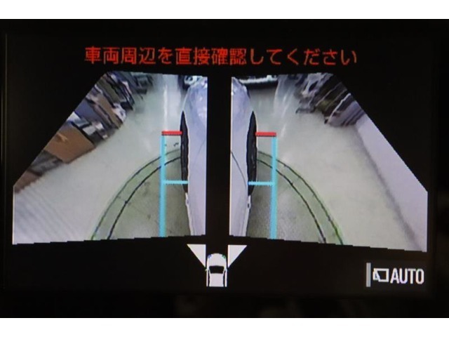 左右側面カラーモニターも装備。駐車枠や隣のクルマなど周囲との位置関係がよくわかり、駐車しやすいですよ。運転席からは目視できない助手席側の側面も見えますので、路肩に幅寄せする際なども安心です。