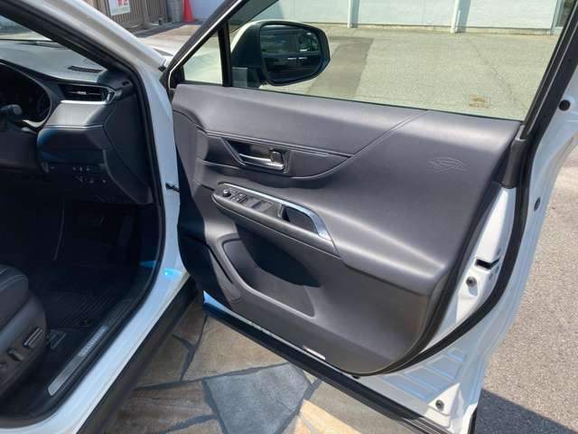 洗練されたデザインの運転席回りはドライビングの愉しさを予感させてくれます♪