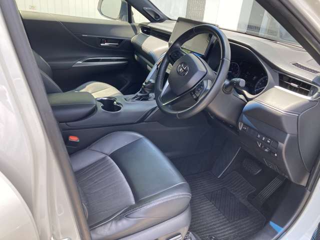 厚みのあるシートは座り心地も良く運転席も助手席もリラックスしてゆったりと座れます！