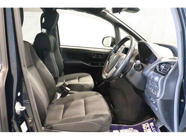良好な視界とスムーズな乗り降りを実現した運転席。運転席はアイポイントを高くし視界良好です。