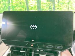 【JBLサウンド付き12.3インチワイドナビ】高級感とインパクトのある大型ワイドナビを装備。各種オーディオ操作はもちろん、横長ワイド画面でのマップ2分割表示など、利便性も高いナビです♪