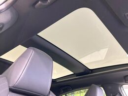 【調光パノラマルーフ】大型のガラスルーフ搭載で車内の解放感が一気にアップ！開放的なドライブをお楽しみいただけます。