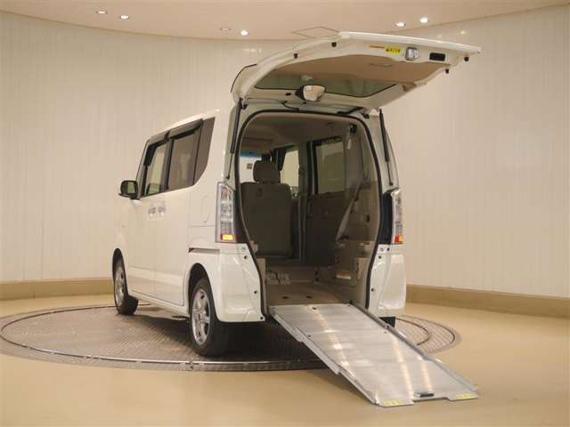 車いすに乗ったまま乗り降りできるスロープを装備した福祉車両！