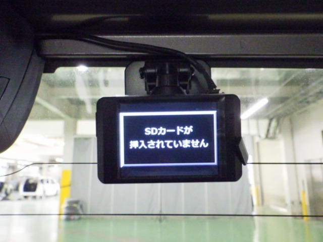 【リアドライブレコーダー】後方からのあおり運転や、万が一の事故にあった場合でも、ドライブレコーダーがその瞬間の映像を記録しています！事故だけでなく、楽しいお出かけの風景なども録画してくれています。