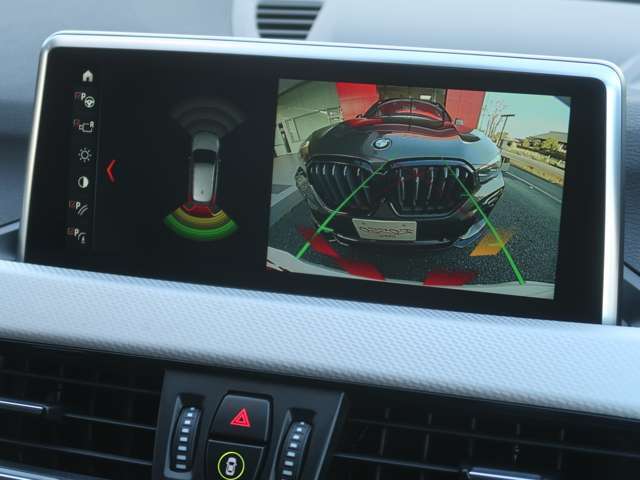 ギアをリバースに入れると、バックカメラと、障害物センサーのPDCの画面に切り替わります。PDCは前後に装備され、音とグラフィックの両方で障害物を知らせてくれます。