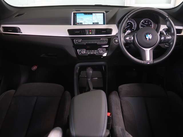 ブラックを基調とした、精悍なアンソラジットカラーのインテリアは、Mスポーツ専用カラーとなります。クールなアルミ素材を使用したインテリア・トリムパネルのコンビネーションとなります。