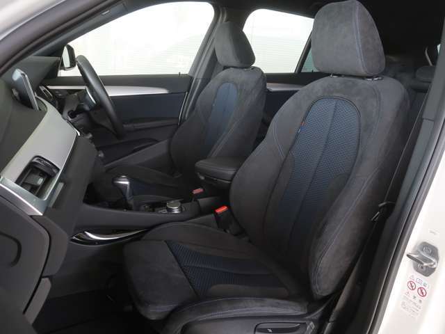 アクティブなドライビングでも、しっかりと身体をホールドしてくれる、スポーツシートを装備。触り心地の良いアルカンタラと、通気性が良く滑りにくいファブリックのコンビネーションです。