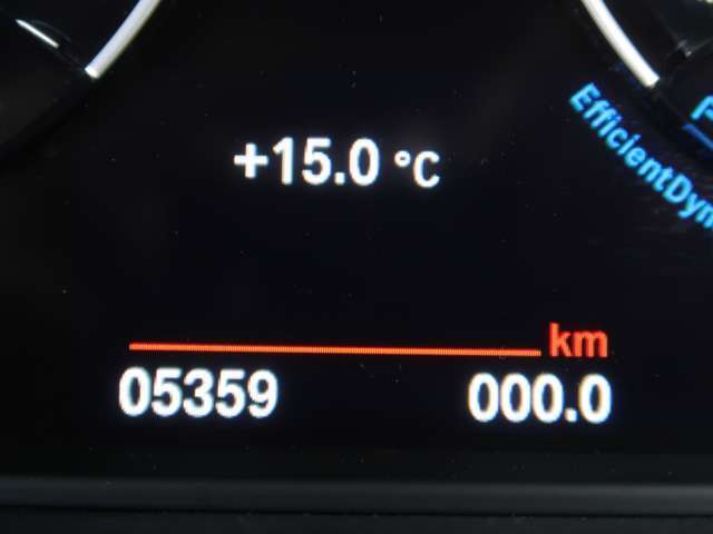 走行距離は驚きの5300キロ。東京23区内ワンオーナーの車両で、BMWディーラーのサービス工場で発行された点検記録簿がしっかりと残っています。