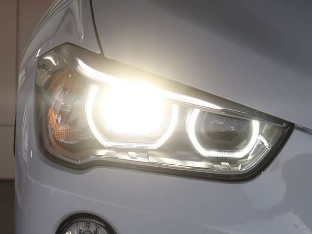 明るさと、省消費電力を兼ね備えた、LEDヘッドライトを装備しています。シンボリックなリング状に輝くポジションライトも純白なLEDとなります。